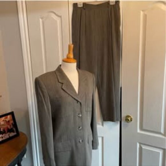 Jones New York Size 10. Vintage Pant Suit Brown. 2 pieces. Jacket & Trousers. - Picture 5 of 6